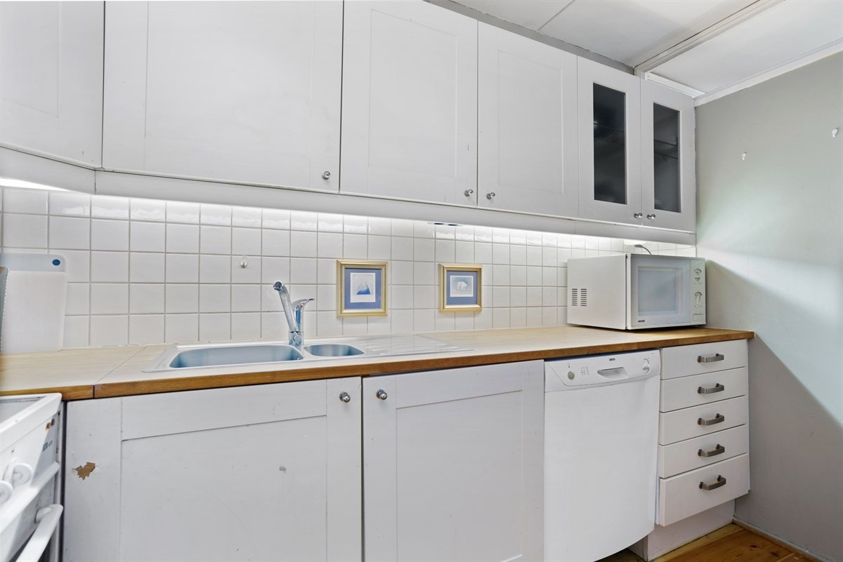 Kjøkkenet har mye lagringsplass i skap. Galleribilde