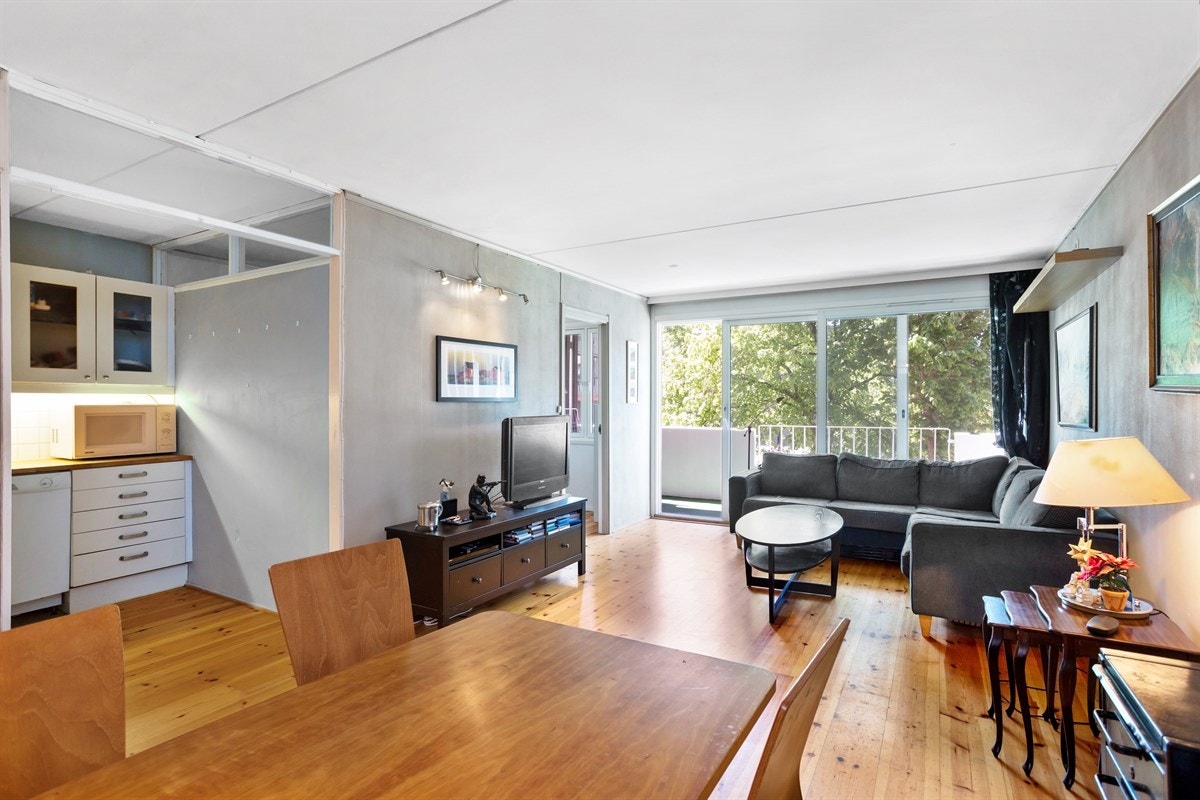 Stor stue med god plass til spisebord og sofagruppe. Galleribilde