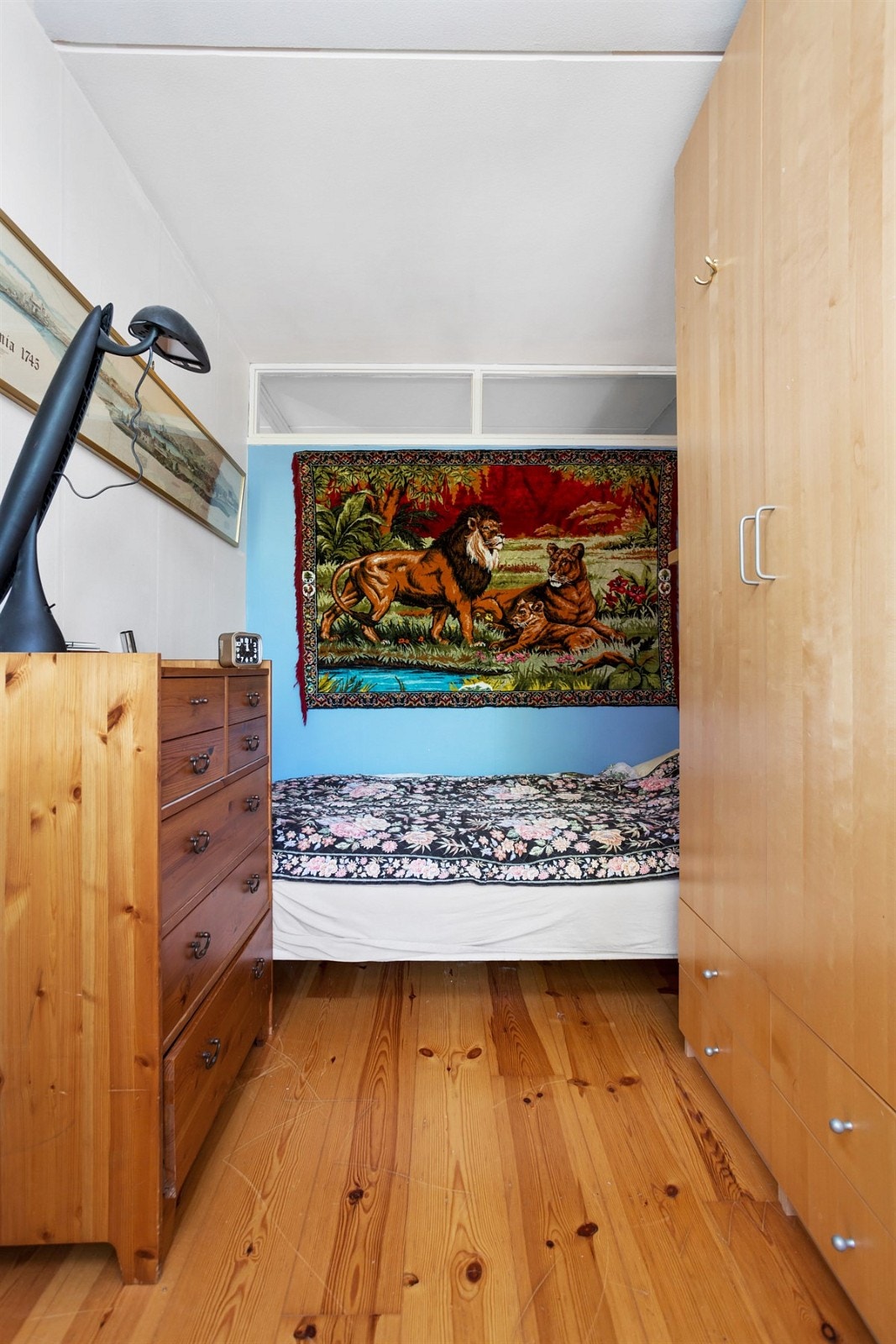 Soverom med plass til seng og garderobe. Galleribilde