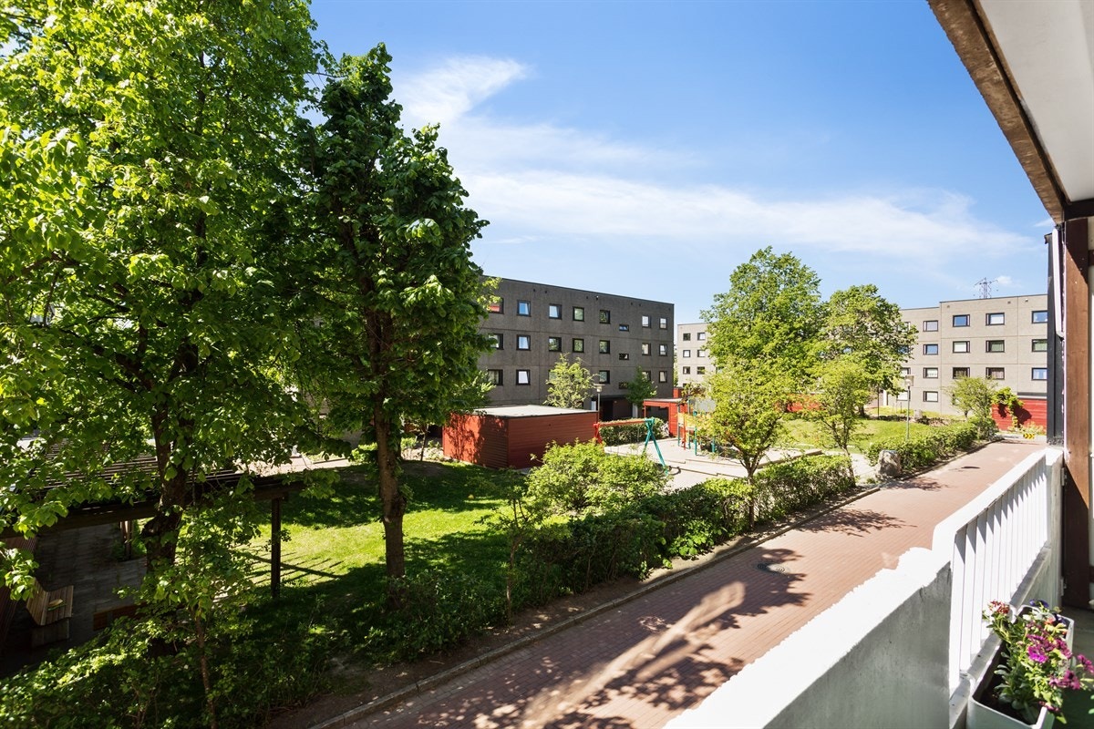 Gode solforhold og hyggelig utsyn mot borettslagets fellesarealer! Galleribilde