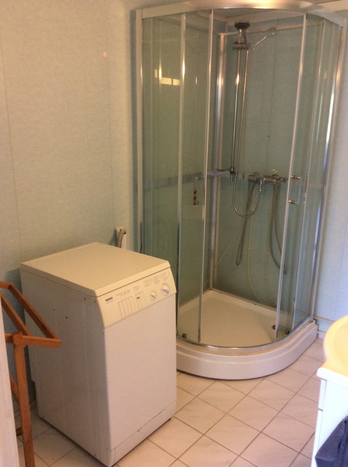 Bad med vaskemaskin og 2 dusjkabinett Galleribilde