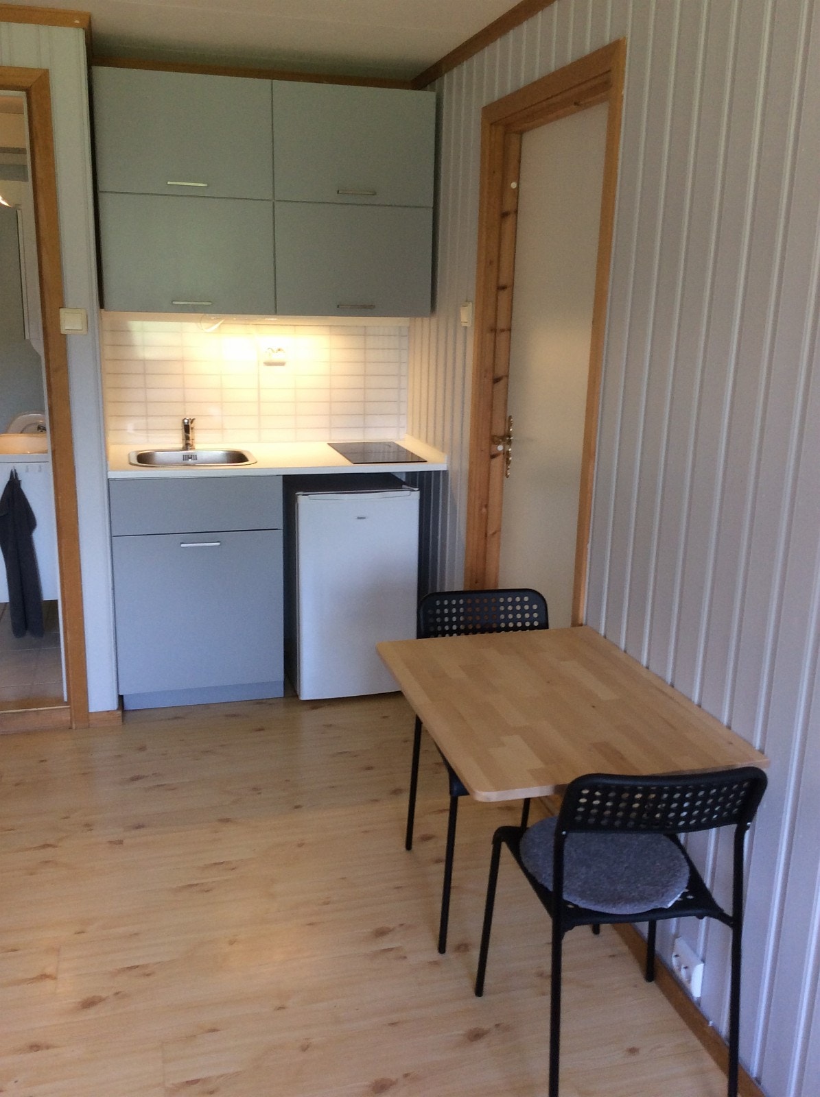 Kjøkkenkrok. Enkelt utstyrt med bestikk, kjøkkenutstyr, kjeler, kopper og glass. Det står en microbølgeovn i skapet og kan leies ut med ovn om ønskelig. Galleribilde