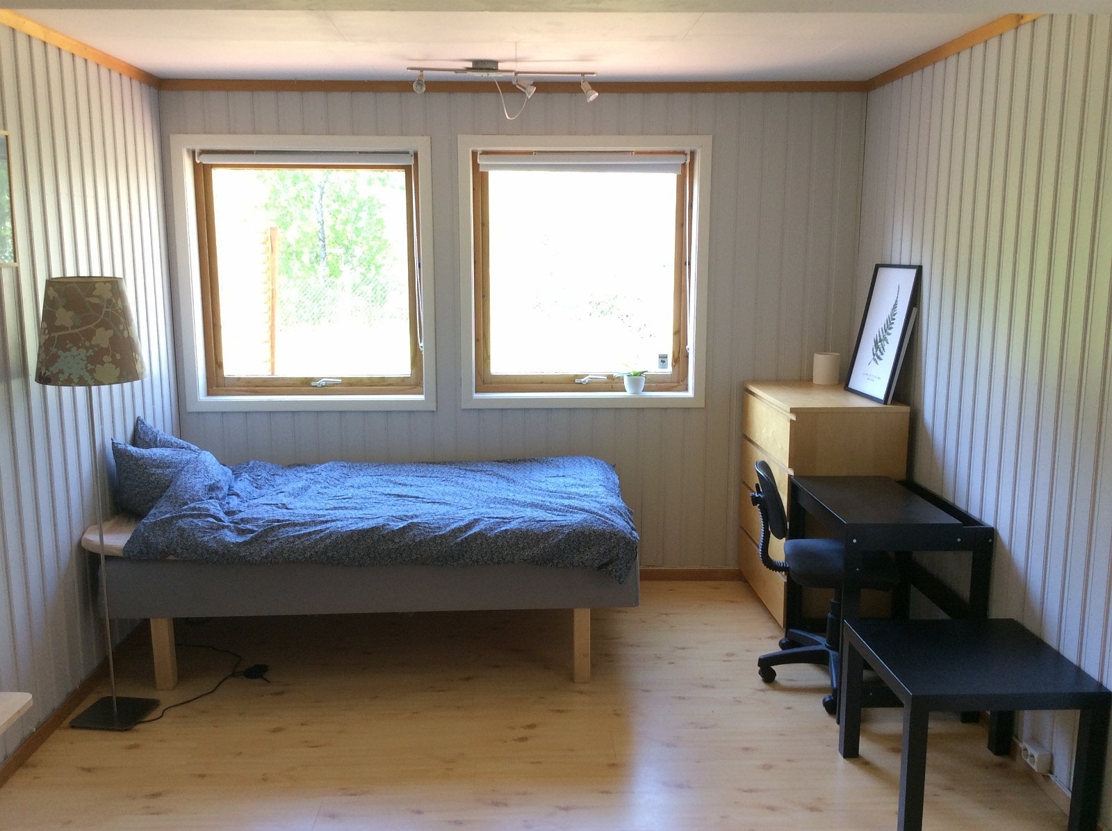 120 bred seng med oppbevaringsplass under.km ode og enkel pult. Galleribilde