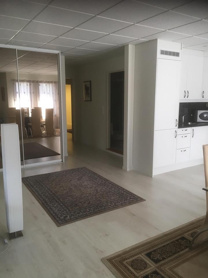 Gang med skyvedørsgarderobe. Galleribilde