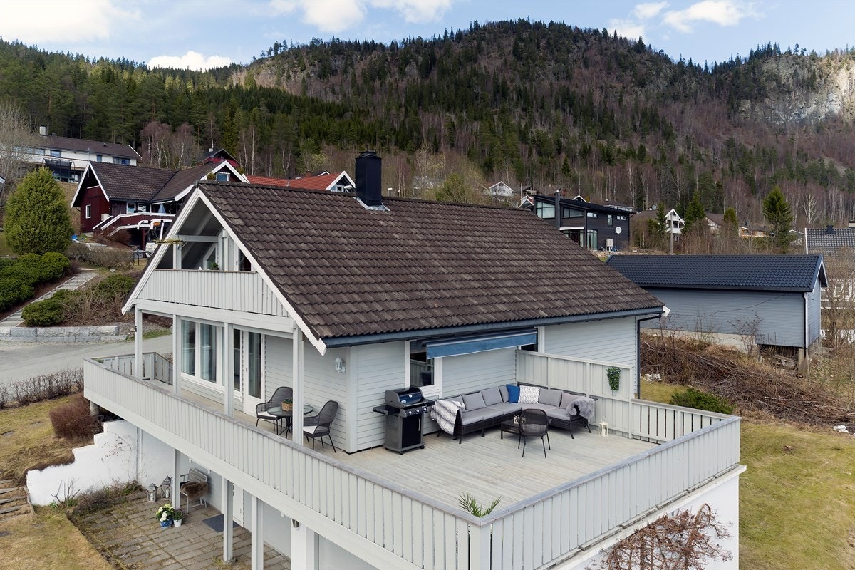 Fra stuen i boligen er det utgang til en stor, flott og delvis overbygd terrasse på ca. 55 kvm. Galleribilde
