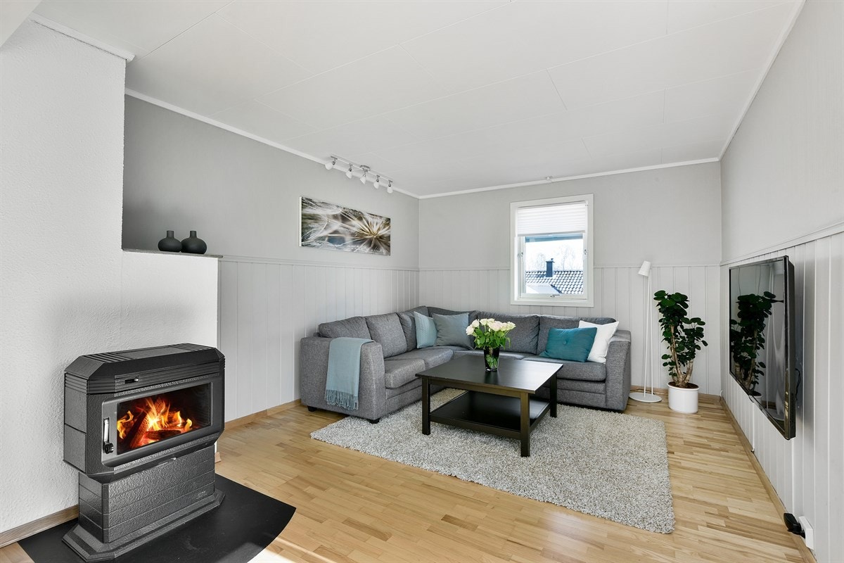 Stuen har en stemningsfull peisovn sørger for ekstra varme og hygge. Galleribilde
