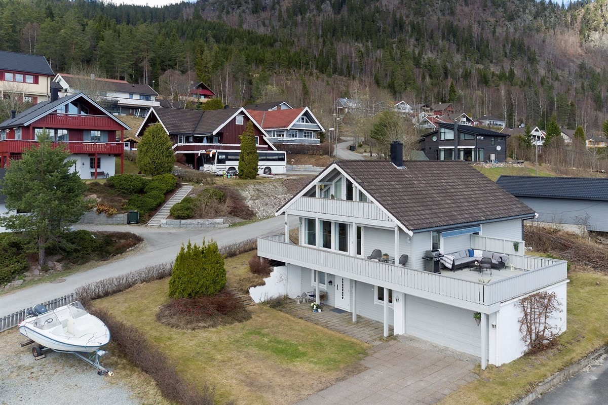 Eiendommen ligger i et veletablert og barnevennlig boligområde i Fagerliåsen, ca. 2,5 km fra Sylling sentrum i Lier kommune. Galleribilde