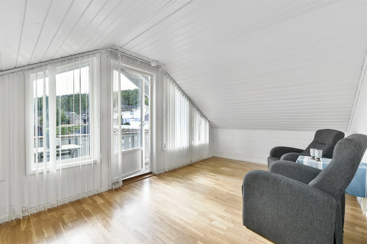 Loftstuen er lys og luftig, med parkettgulv, store vindusflater og utgang til terrasse. Galleribilde