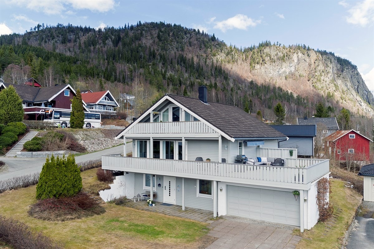 Eiendommen har sol fra morgen til kveld, samt meget gode utsiktsforhold. Galleribilde