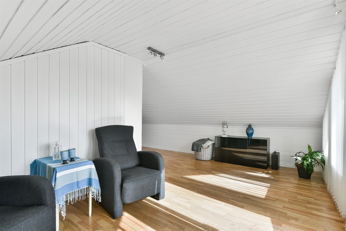 Loftstuen er lys og luftig, med parkettgulv, store vindusflater og utgang til terrasse. Galleribilde