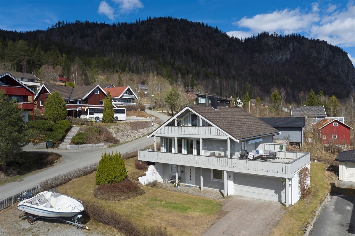 Privatmegleren ved John Granly Steen og Jørgen Braathen Becher har gleden av å presentere denne store og innholdsrike familieboligen/eneboligen over 3 plan med dobbeltgarasje beliggende på Sylling i Lier. Galleribilde