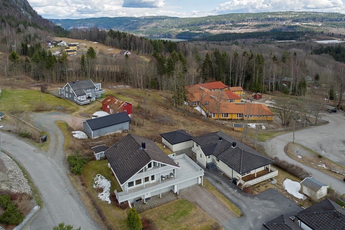 Skogliveien 6 er en innholdsrik og trivelig enebolig, fint plassert på en stor, solrik tomt. Galleribilde