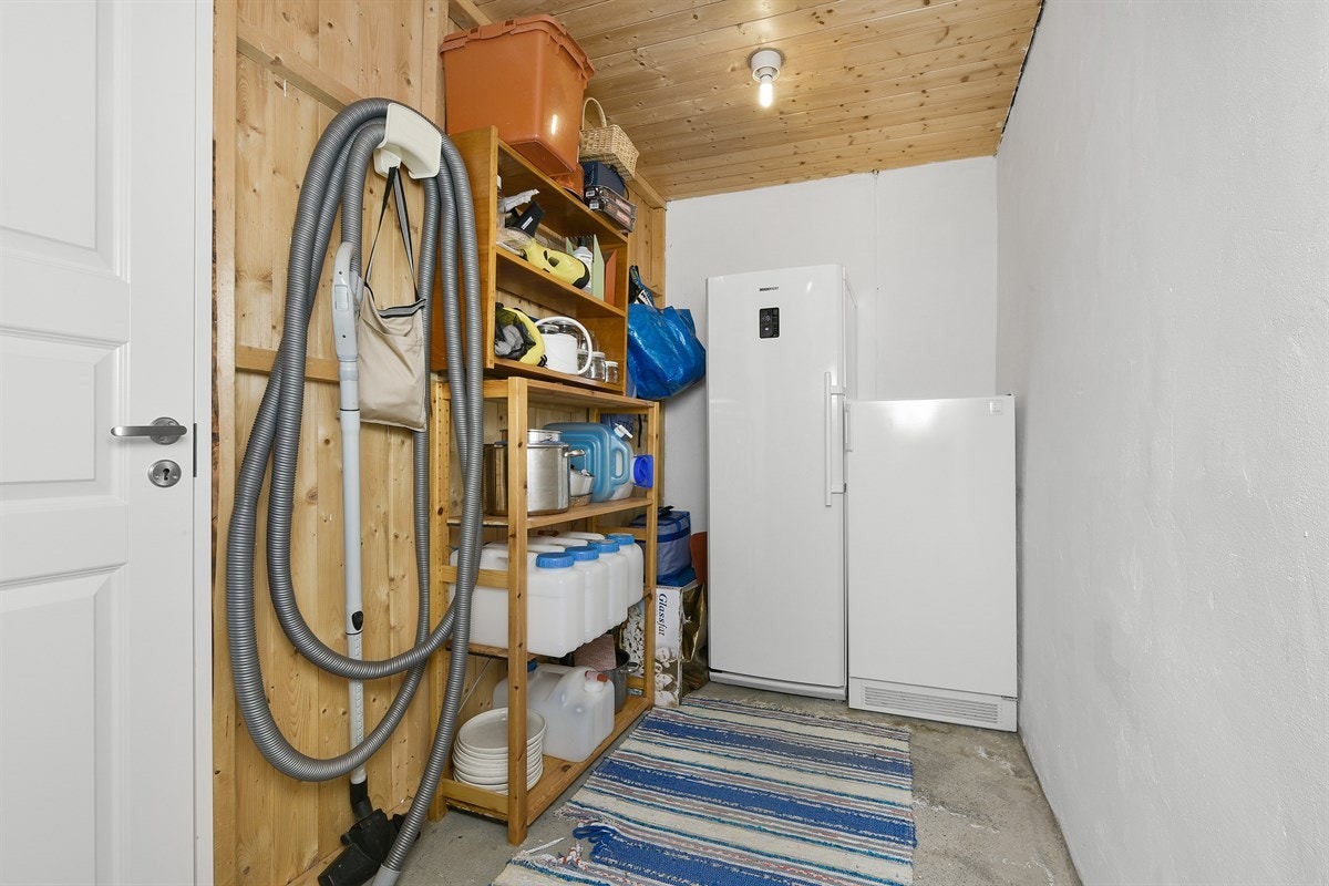 I tillegg er det lagringsmuligheter i kott, knevegger og i utendørs bod. Galleribilde