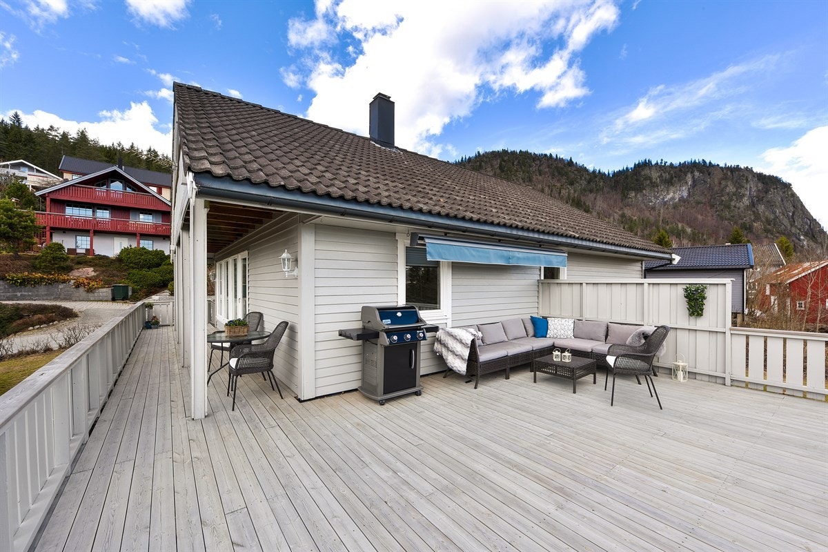 Her er det god plass til utemøbler, grill med mer - et perfekt sted å samles på de varme sommerdagene. Galleribilde