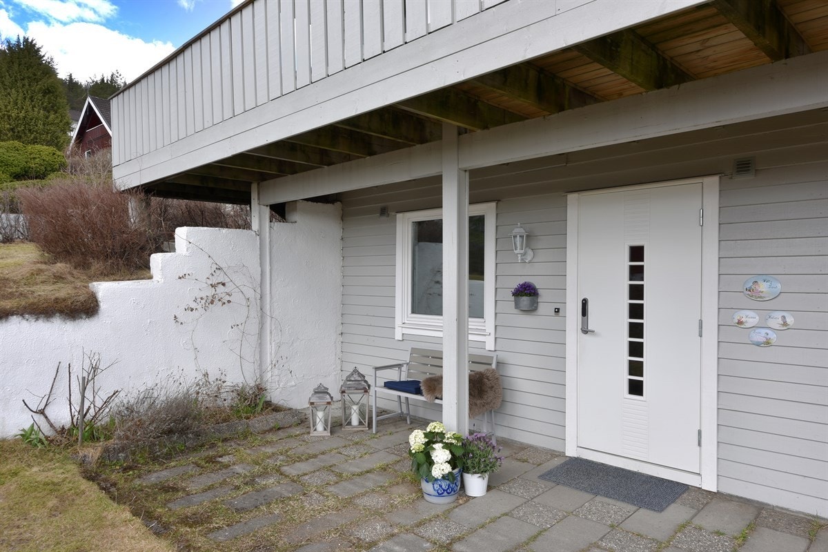 Boligen har inngang i underetasjen, via et koselig, overbygd inngangsparti. Galleribilde