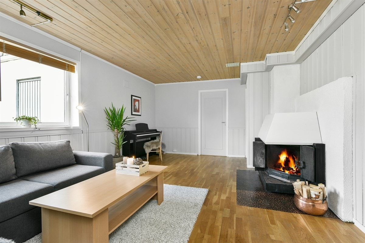 Kjellerstuen har også store vindusflater som slipper inn godt med lys. Galleribilde