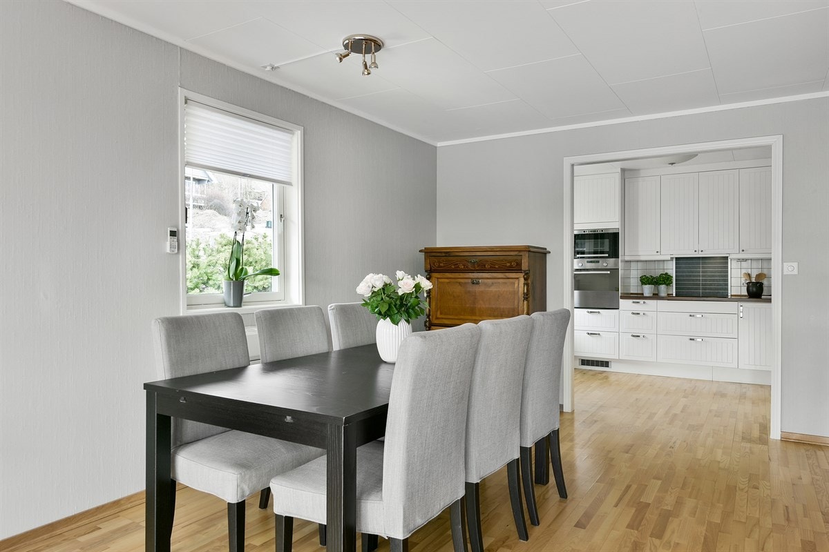 Fra stuen er det dør ut til terrasse, samt åpning inn mot kjøkkenet. Galleribilde