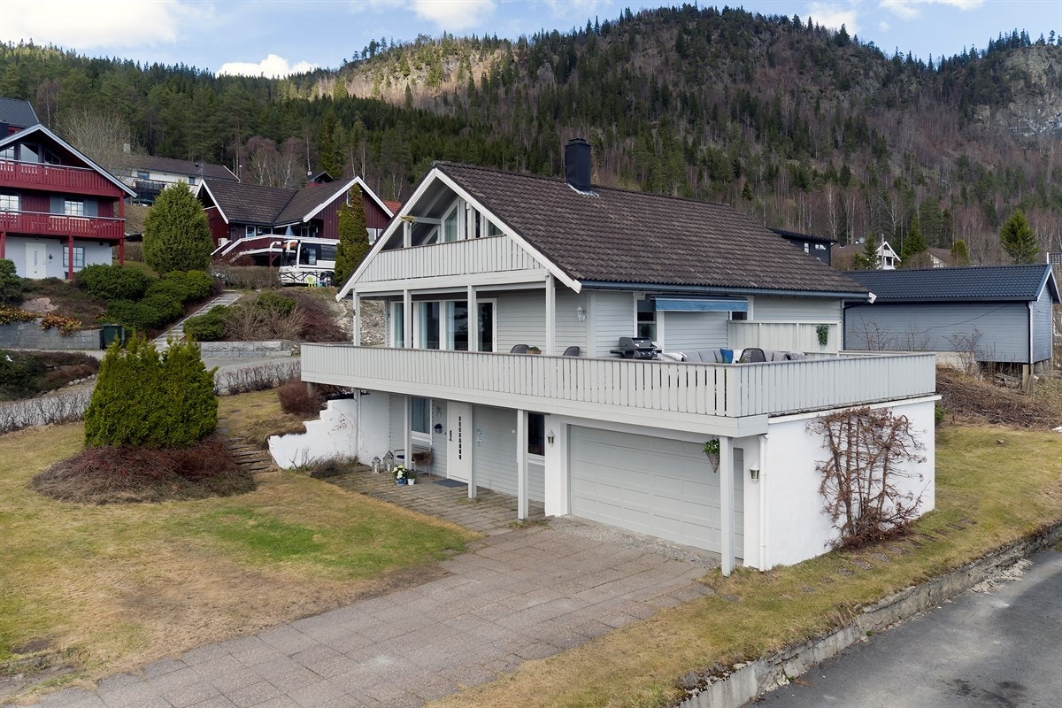 Fra eiendommen er det ca. 100 meter til fin tursti i Hørtekollen. Det er ca. 2 km til idylliske Svangstrand ved Holsfjorden, med flott friområde, badeplass, sandvolleyballbane, badeflåte, grillplass og turveitrasé til Altanåsen. Galleribilde