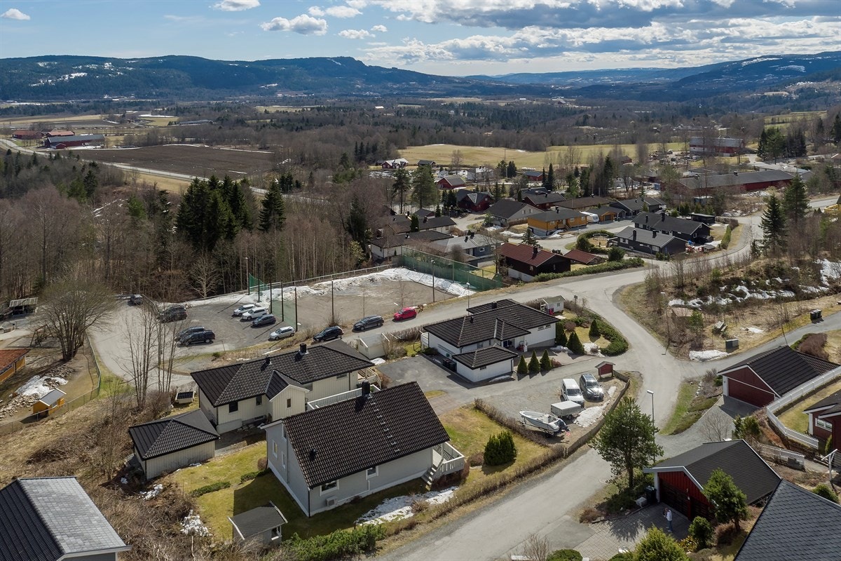 Her har du rikelig med boltreplass for de minste, og boligen har flere fine uteplasser hvor familien kan samles på varme sommerdager. Galleribilde