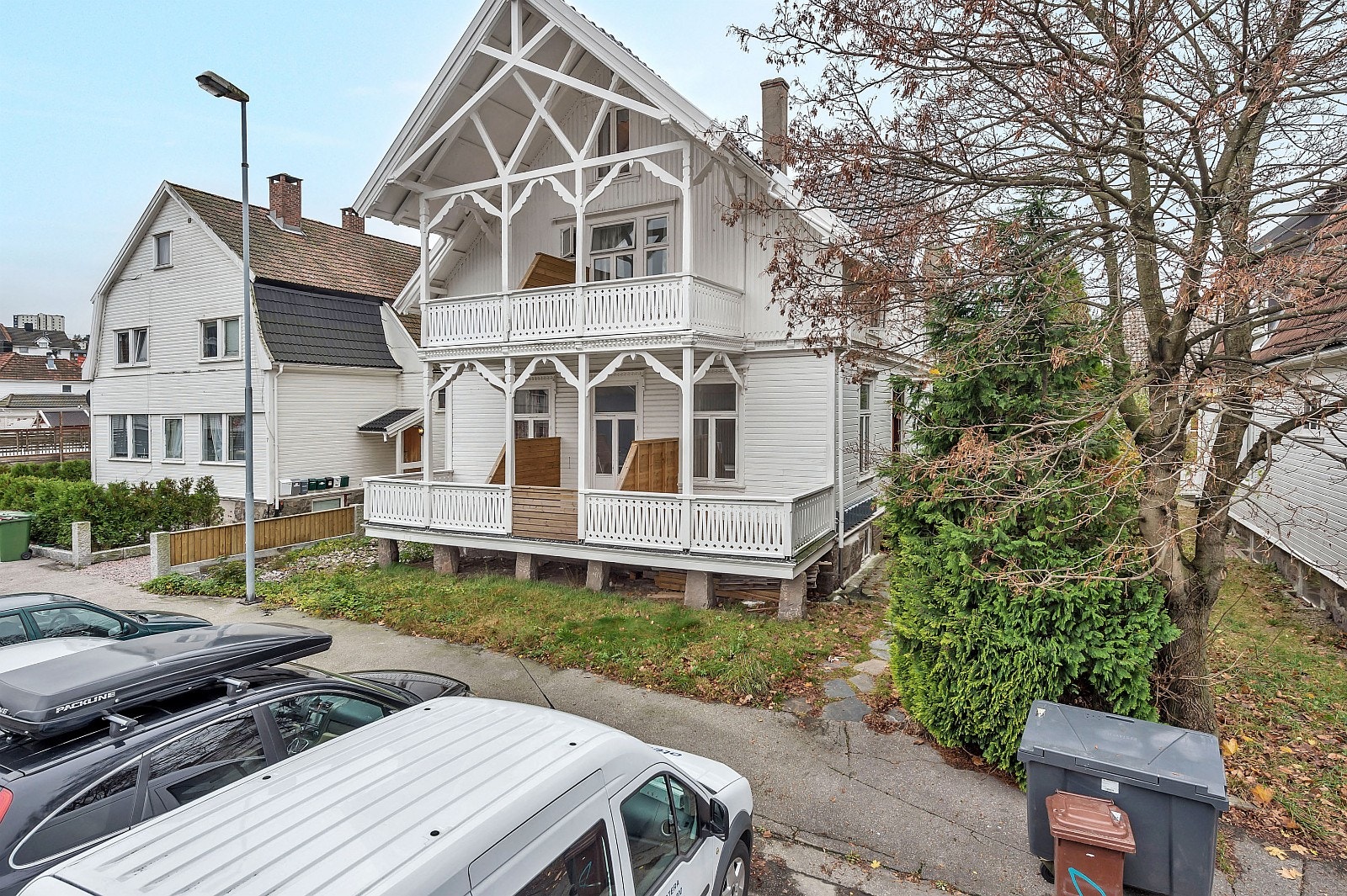 Huset sett fra gaten Galleribilde
