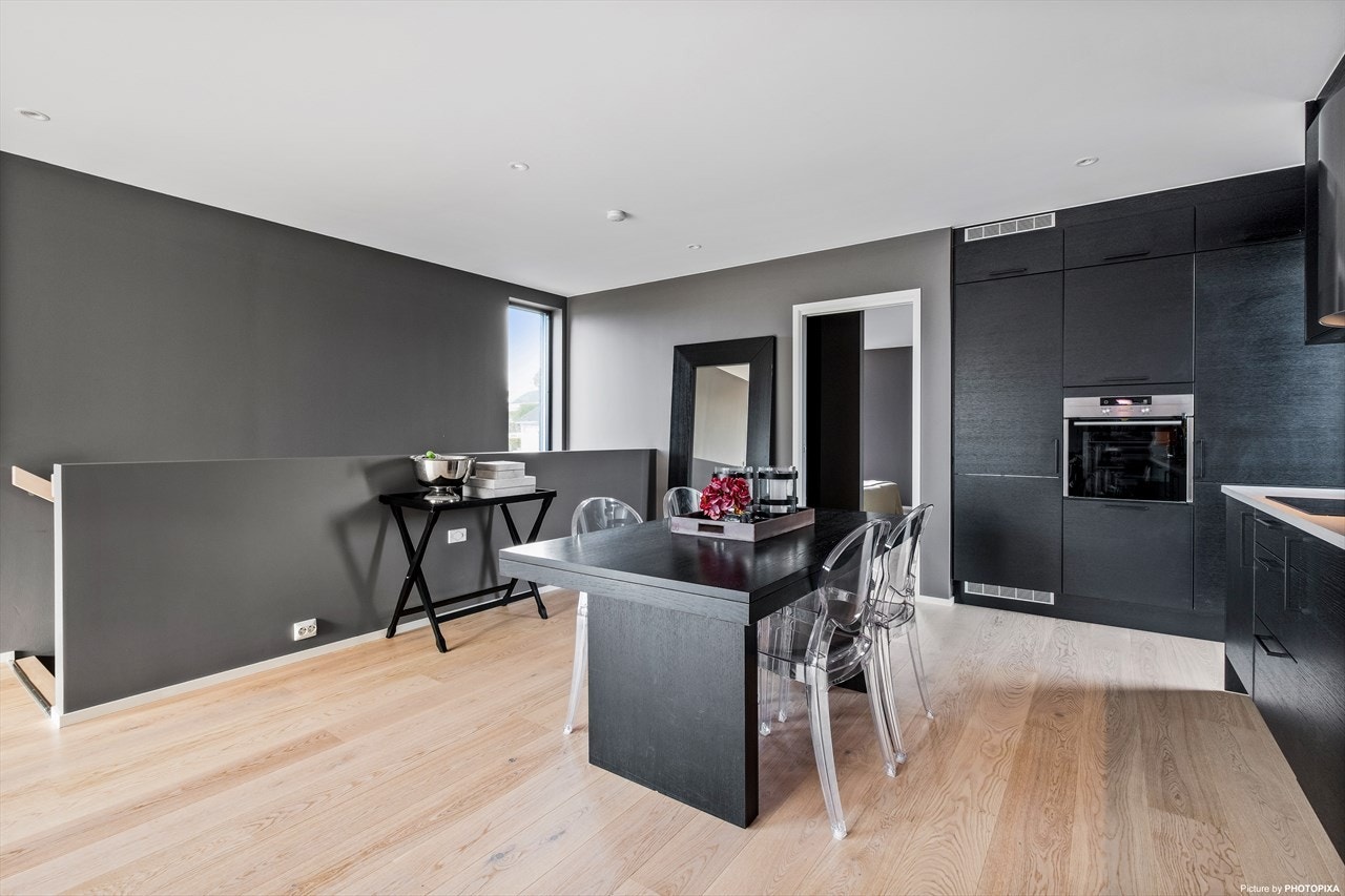 Boligen holder gjennomgående god standard og det er brukt kvalitetsmaterial fra innerst til ytterst. Galleribilde