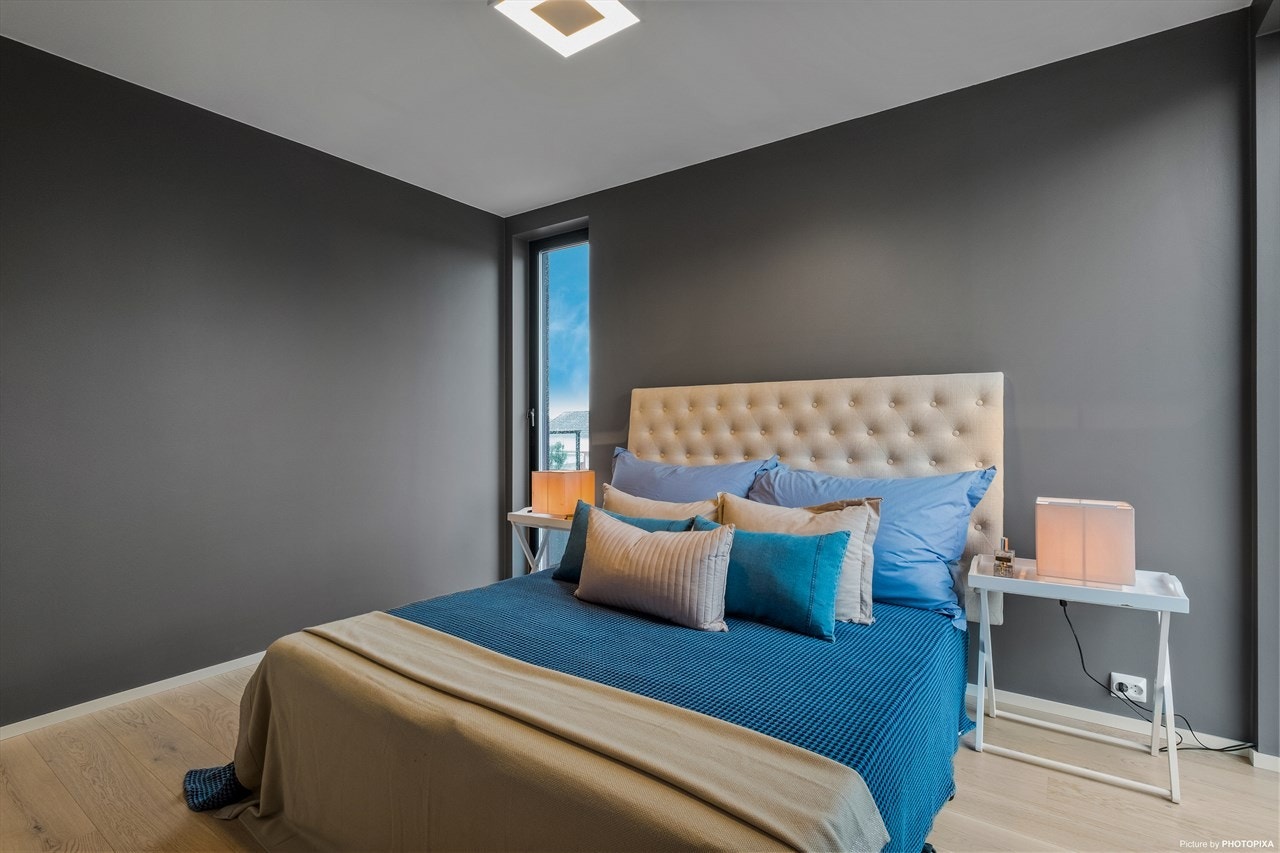 Velkommen inn til hovedsoverommet, eller suiten om du vil. Her har dere voksne deres egen avdeling for dere selv. Med eget bad, garderobe og soverom med lekre detaljer ligger alt til rette for både velvære og privatliv. Galleribilde