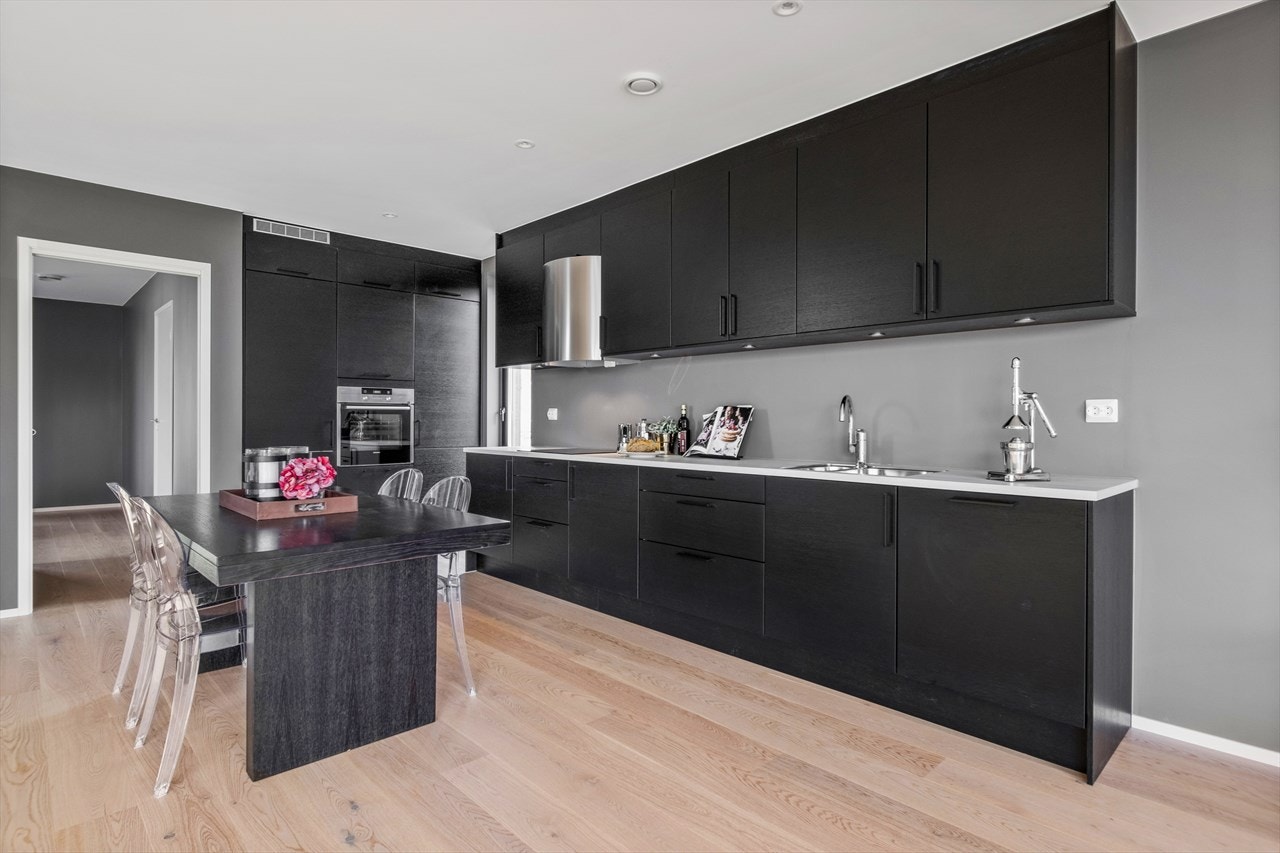 I forbindelse med kjøkkenet er det god plass til spisebord. Her kan du både underholde middagsgjester eller drive med leksehjelp. Galleribilde