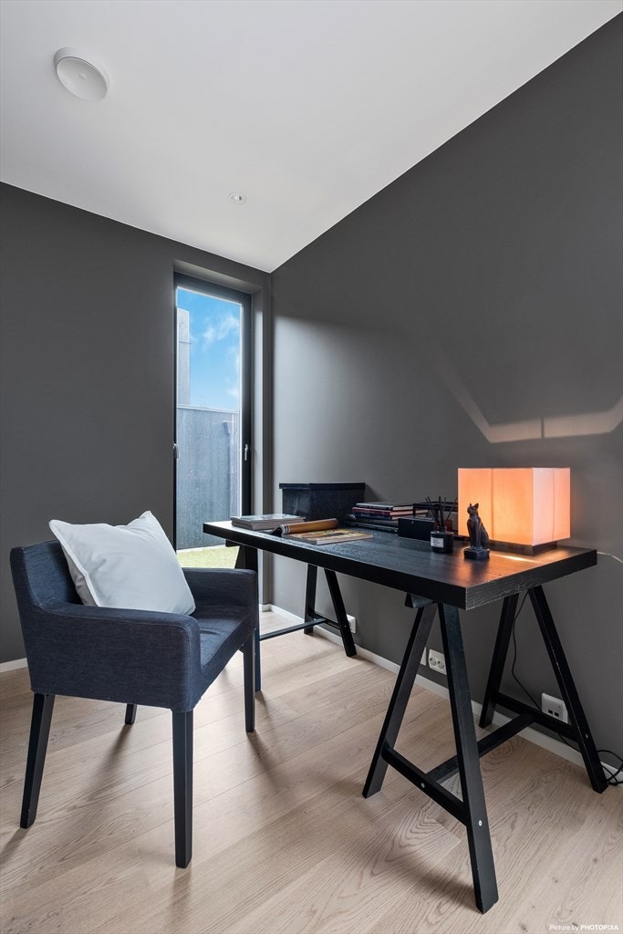 Her er det god plass til både skrivepult og sofakrok. Galleribilde