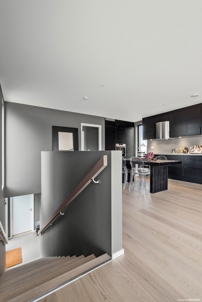 La oss ta en titt på boligens første etasje. Velkommen ned trappen! Galleribilde