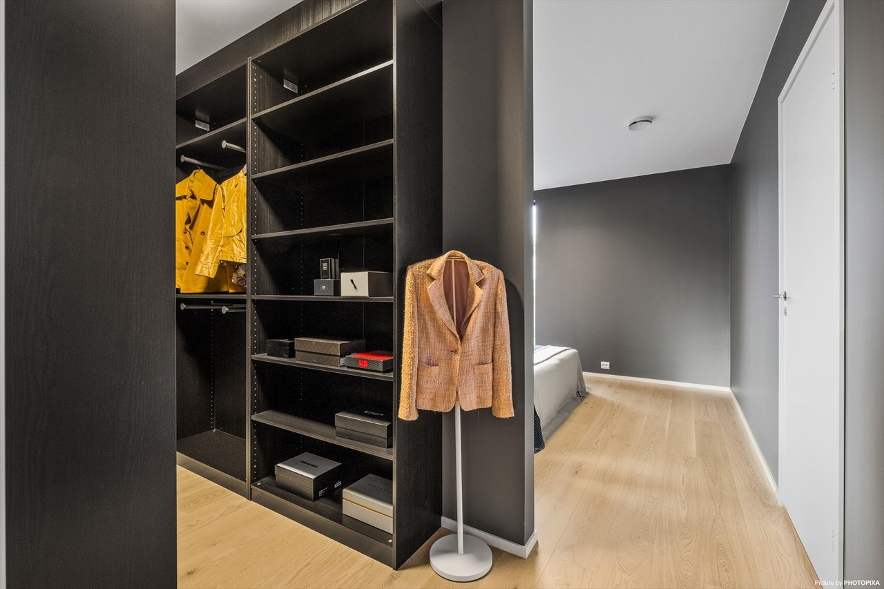 Egen stor walk-in-garderobe, med god plass til både hans og hennes klær. Galleribilde