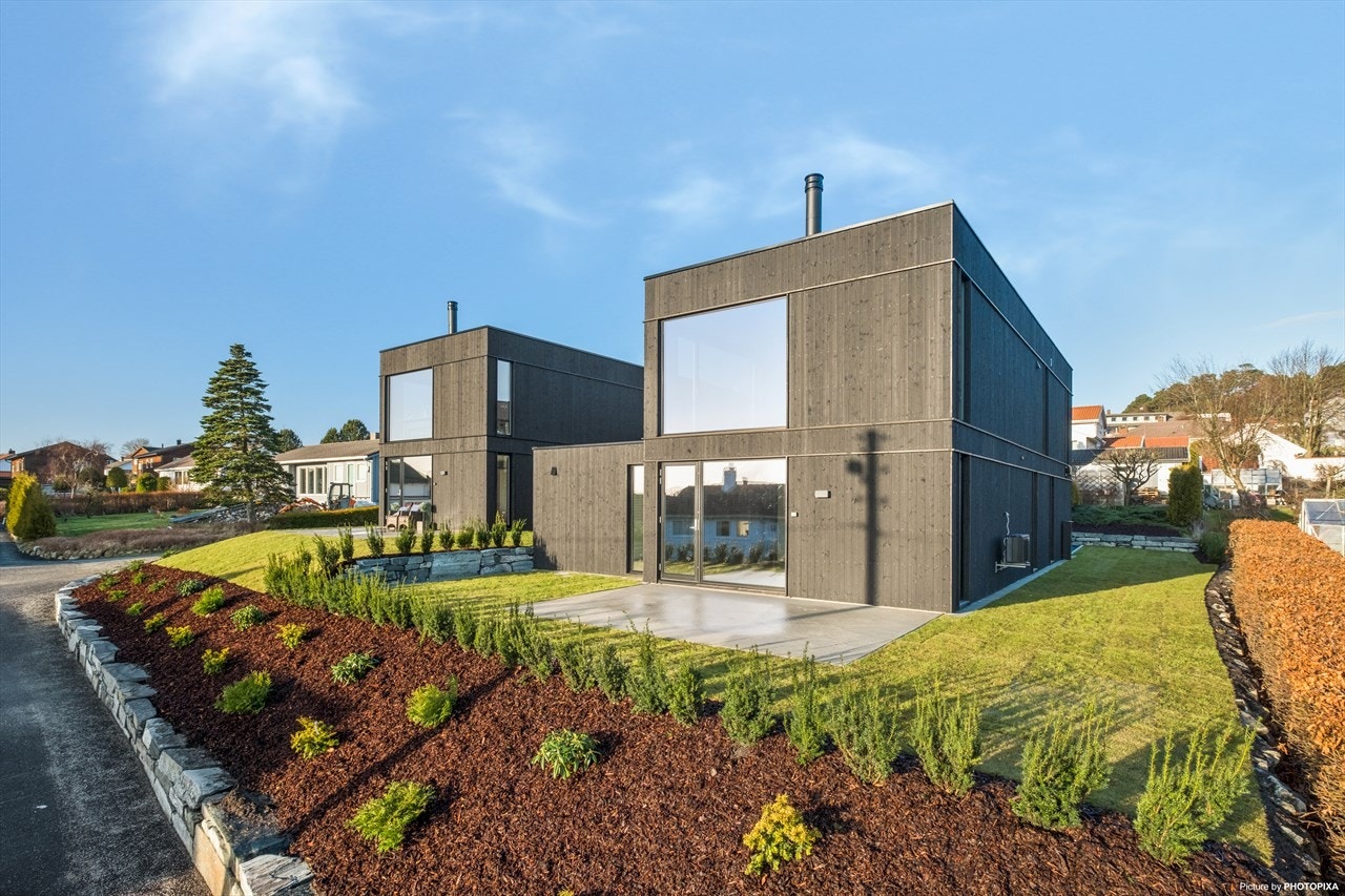 Det er bygget to så og si identiske boliger, den ene er allerede solgt. Galleribilde