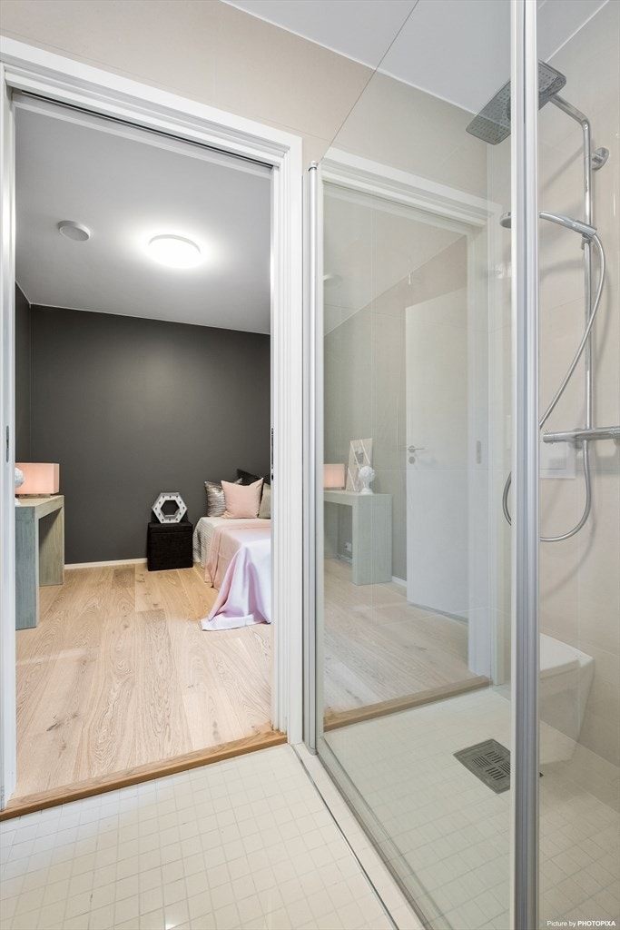 Lekkert bad i første etasje. Du har adkomst fra begge soverom og rett inn til badet. Galleribilde