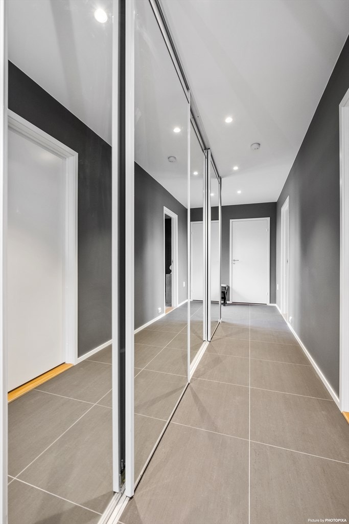 Hallen er av god størrelse og har en stor, praktisk skyvedørsgarderobe. Galleribilde