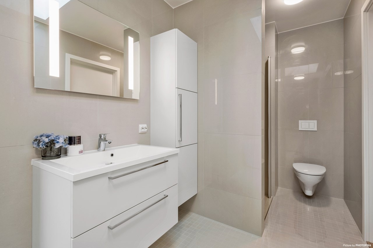 På dette badet får du både dusj og badekar. Galleribilde