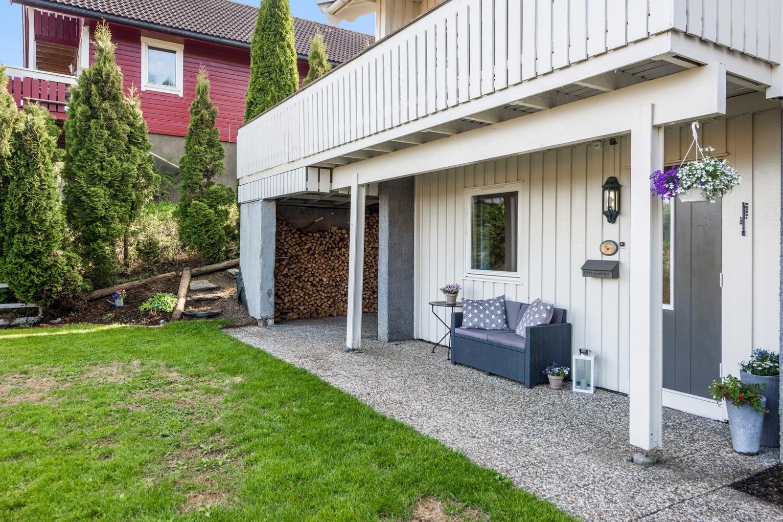 Eneboligen har et hyggelig inngangsparti med overbygg og belegningsstein. Galleribilde