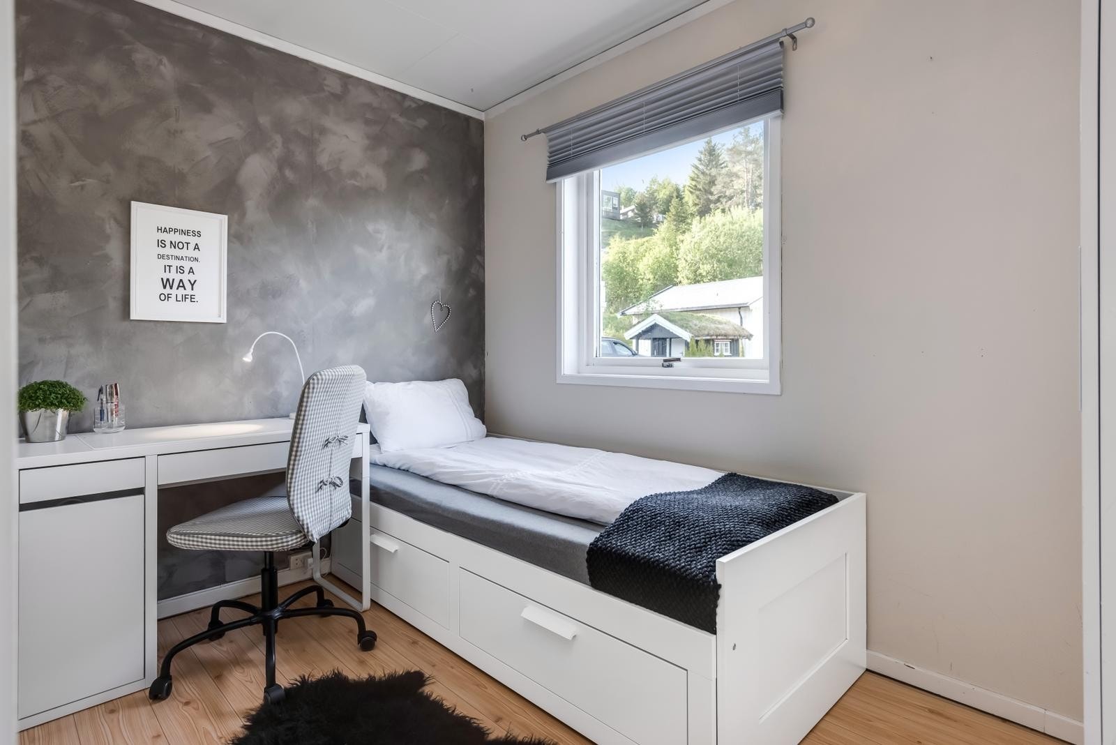 Totalt har eneboligen to soverom i første etasje og to soverom i sokkeletasjen. Hvorav det ene ligger i utleiedelen. Dette soverommet er på 6,5 kvm. Galleribilde