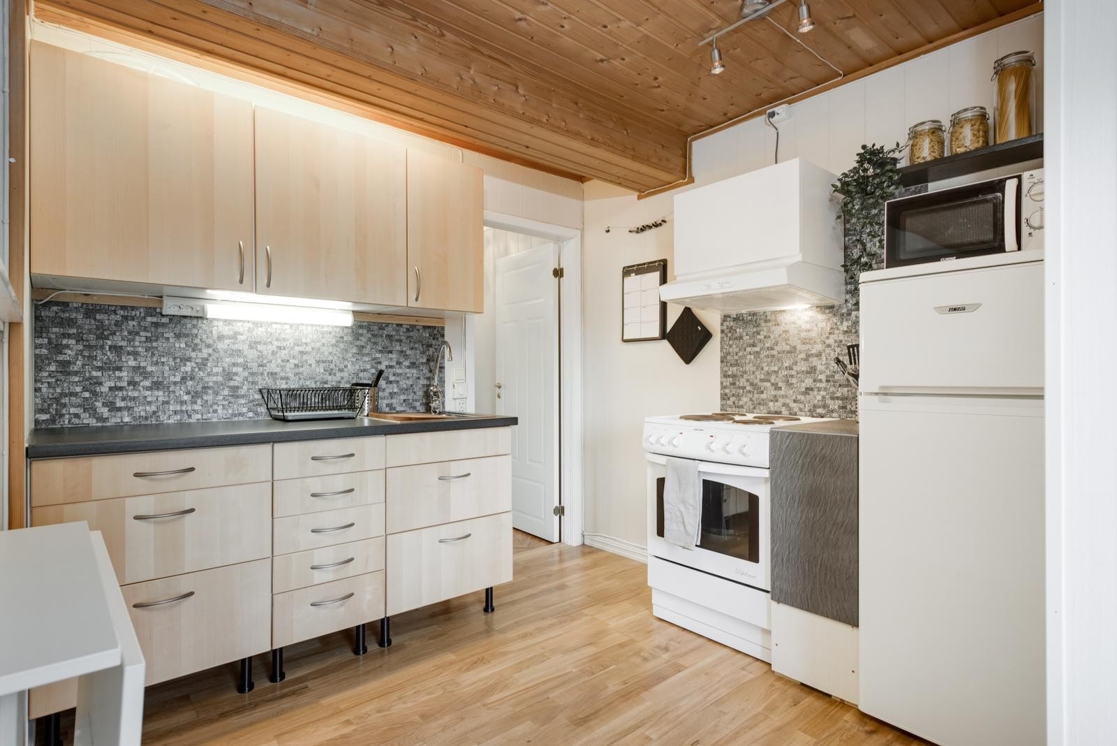 Den innredete utleiedelen inneholder et soverom, bad, kjøkken, stue, toalettrom og gang. Galleribilde