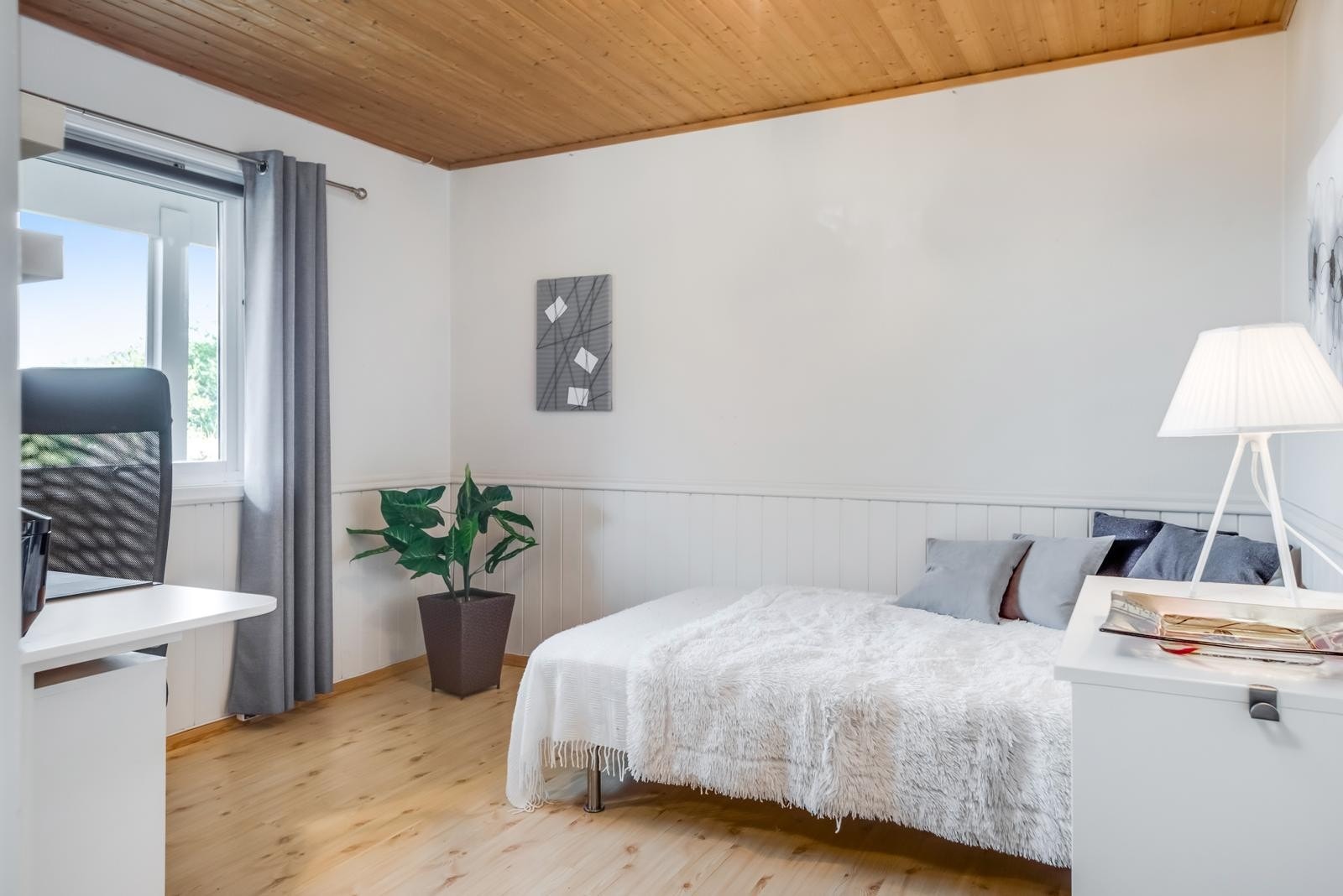 Dette soverommet ligger i sokkeletasjen og er på 11 kvm i likhet med hovedsoverommet. I tilknytning til dette soverommet har du også et praktisk vaskerom på 6,5 kvm. Galleribilde