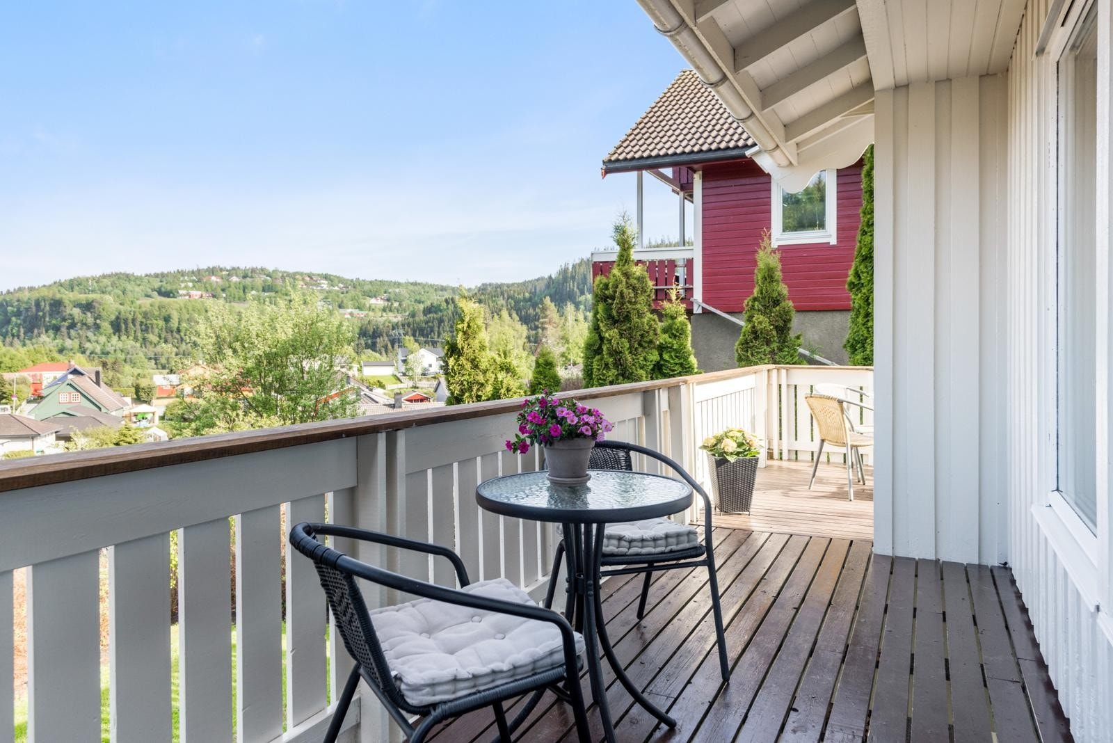 Her har du flere uteplasser. Denne delen har østvendt himmelretning og har morgensol. Galleribilde