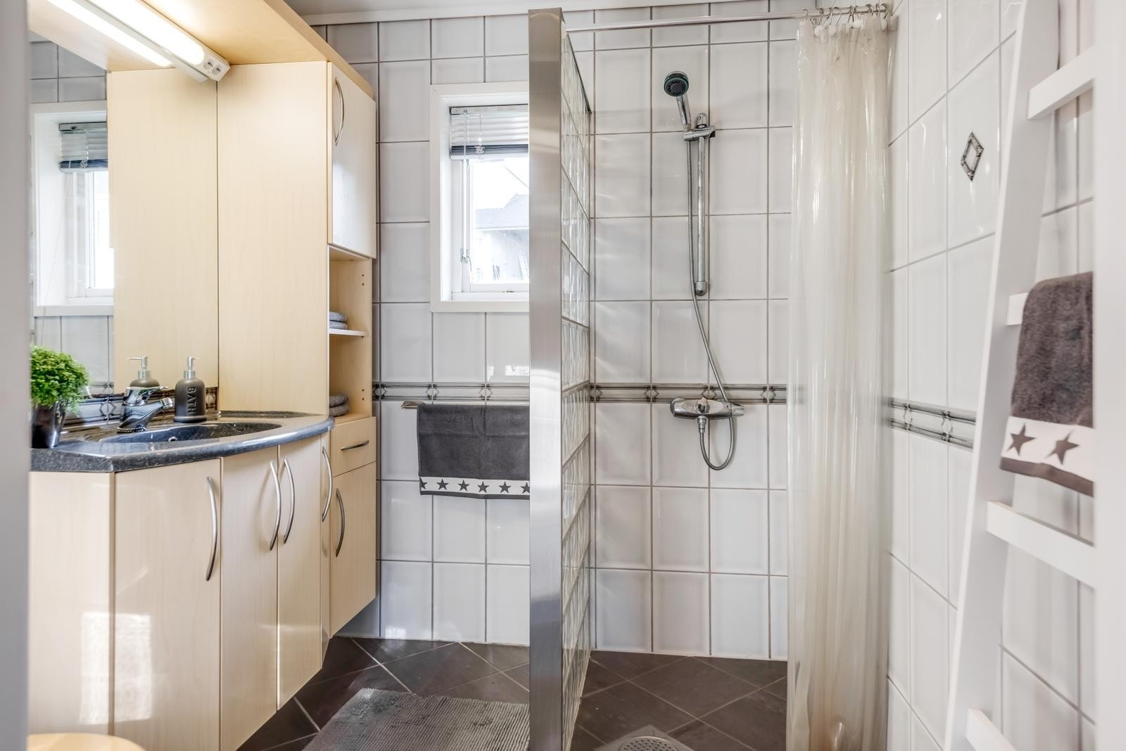 Boligens baderom ligger i første etasje og er på 4 kvm. Galleribilde