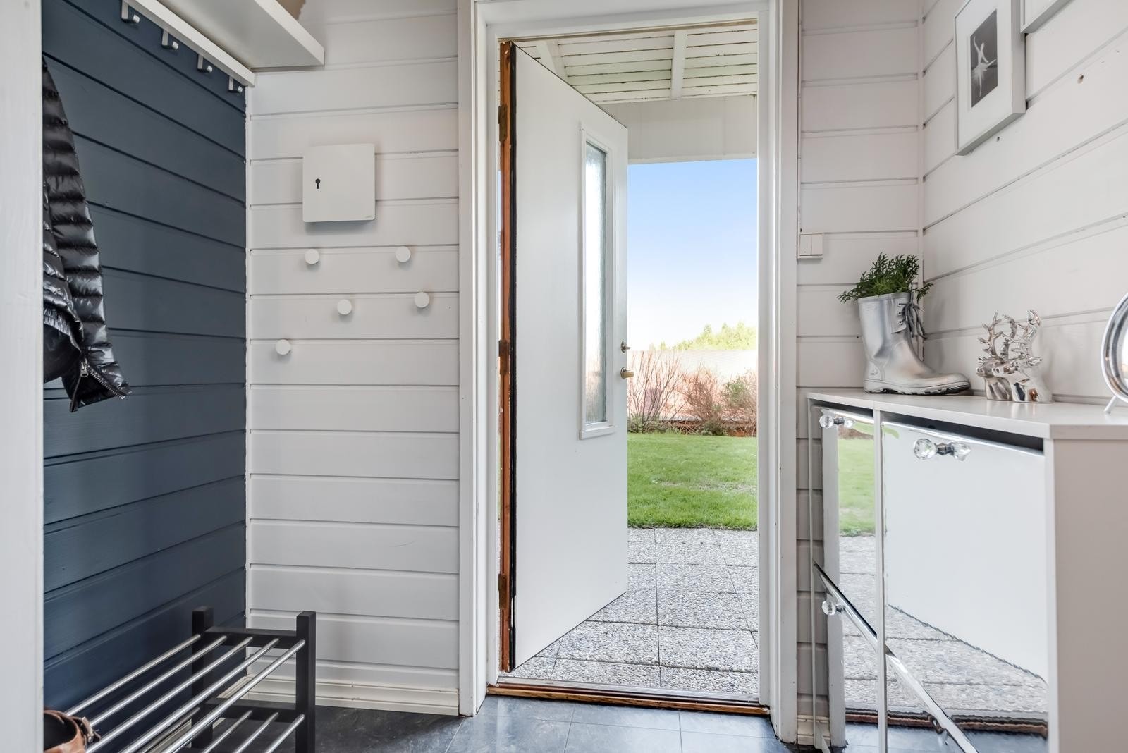 Her har du god plass til å henge i fra deg yttertøyet. Galleribilde