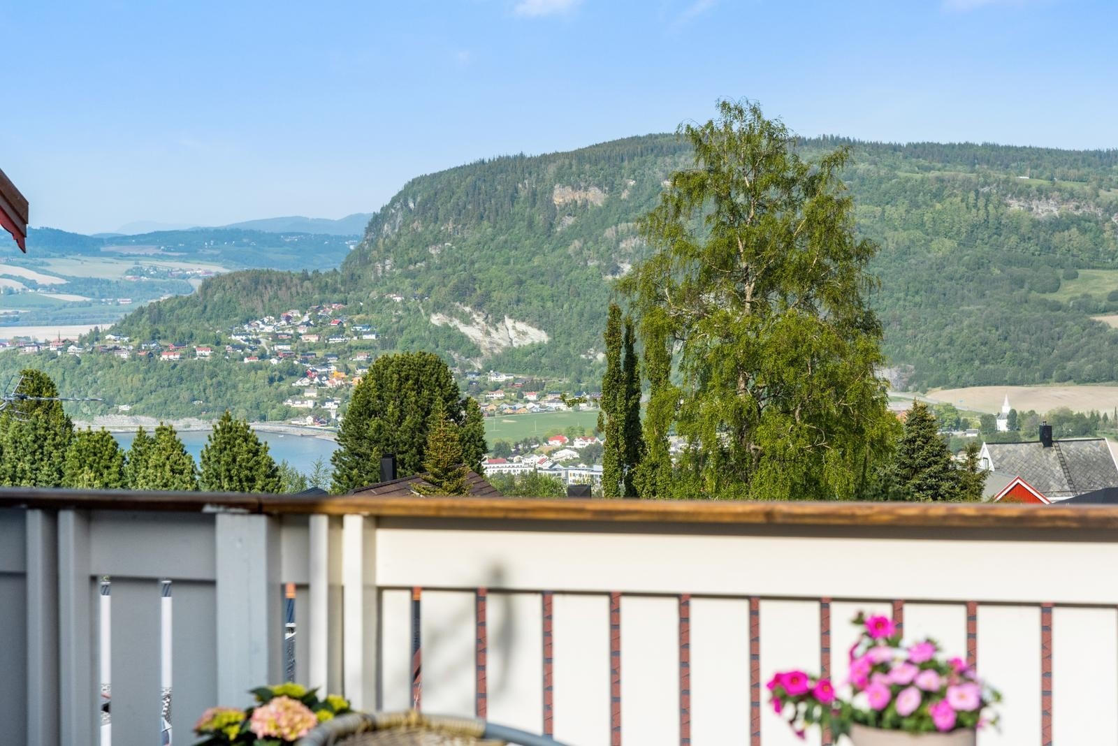 Fra verandaen vil du få en langstrakt utsikt utover mot Buvika og Brekka. Du vil også skimte Buvikbukta. Galleribilde