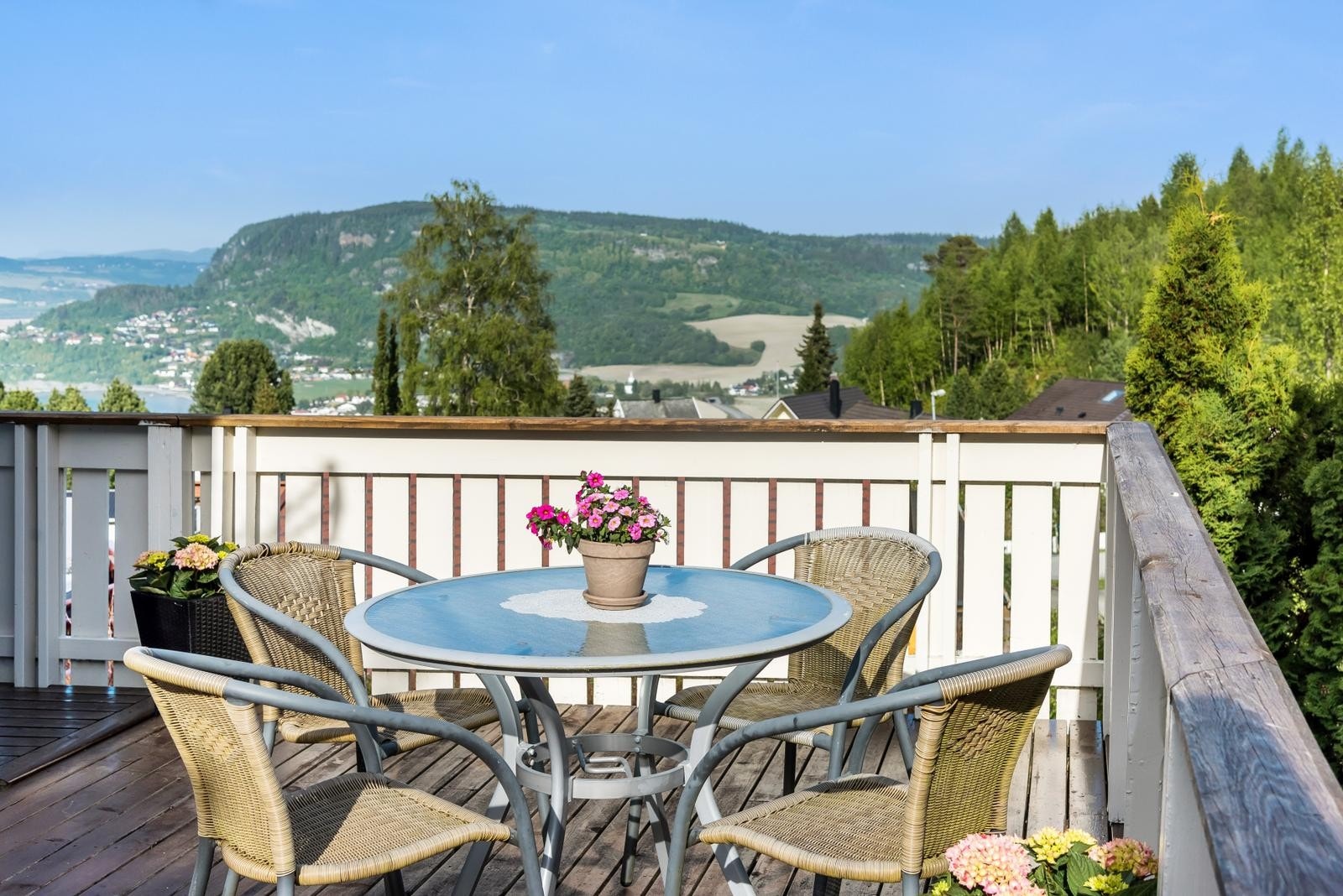 Den sørvestvendte delen på verandaen gir deg formiddag- og ettermiddagssol. Galleribilde