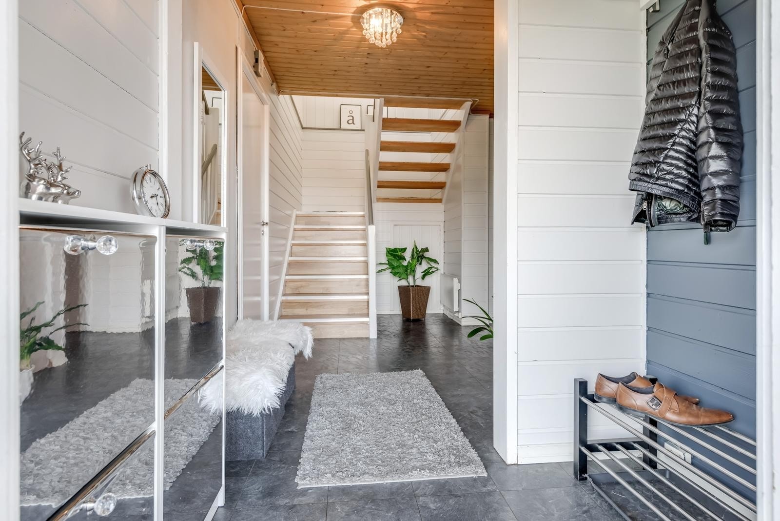 I underkant av trappen har du lagringsmuligheter. I tillegg til en bod på 2,5 kvm som ligger i sokkeletasjen. Galleribilde