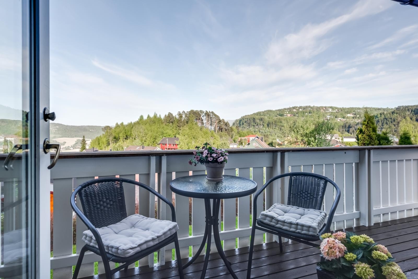 Boligen er velholdt og har byggeår i 1983. Den anerkjente byggherren Anebyhus. Galleribilde