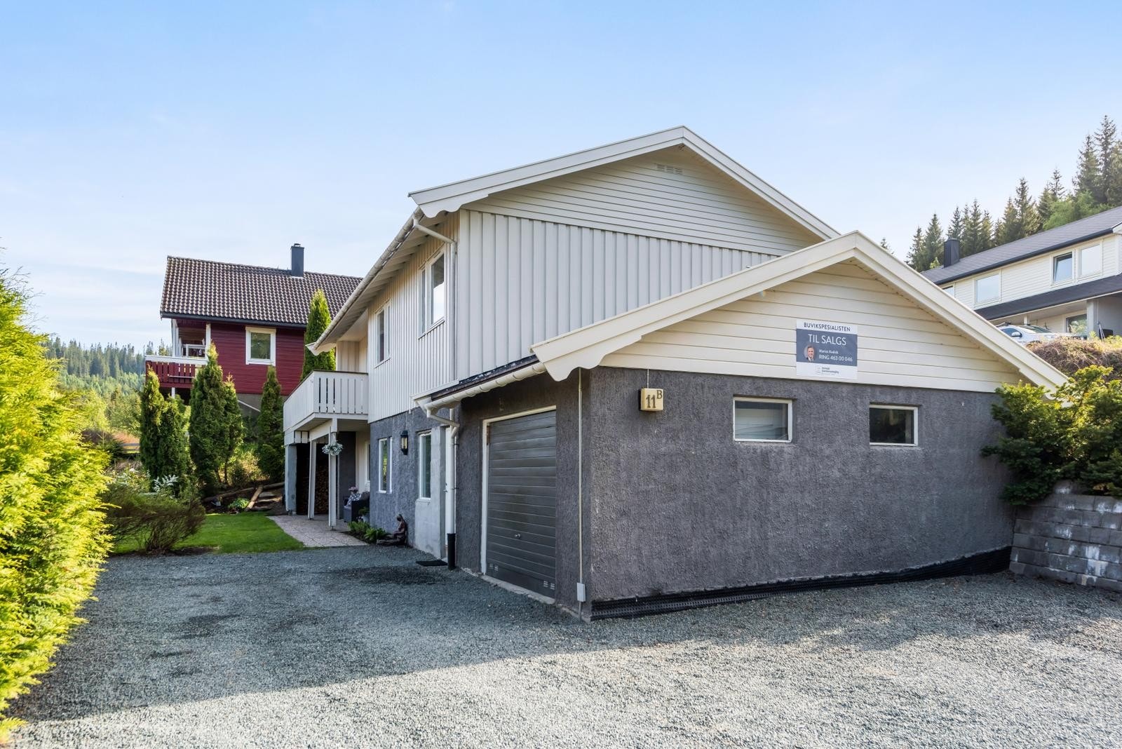 I tillegg til parkering i garasje har du også rikelig med oppstillingsplasser på gruslagt gårdsplass. Velkommen på visning 05. juni kl. 18:00-19:00! Galleribilde