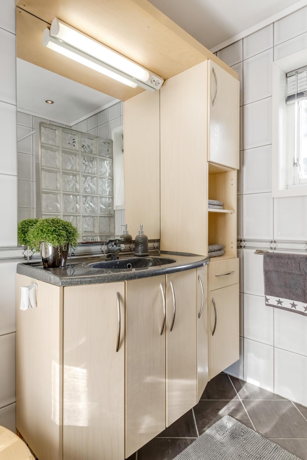 Her vil du få god oppbevaringsplass i både servantskap og høyskap. Galleribilde