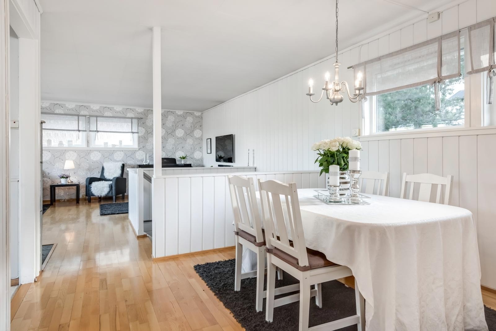 Med god plass for spisebord like utenfor kjøkkenet er det lettvint og dekke på og anrette både til seg selv og til gjester ved større selskap. Galleribilde