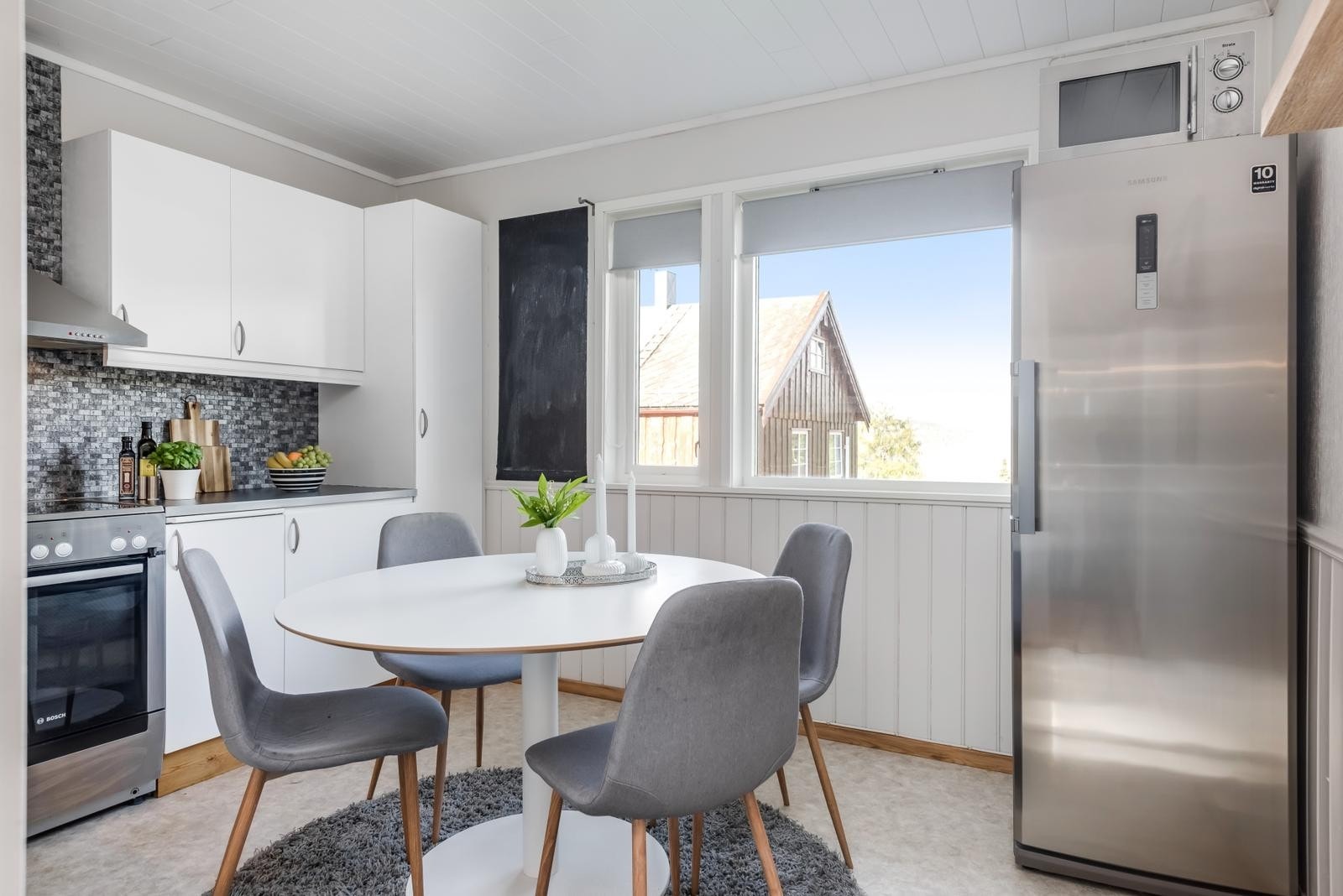 På kjøkkenet vil du få plass til et romslig spisebord, i tillegg til at du har en egen spisestue like utenfor kjøkkensonen. Galleribilde