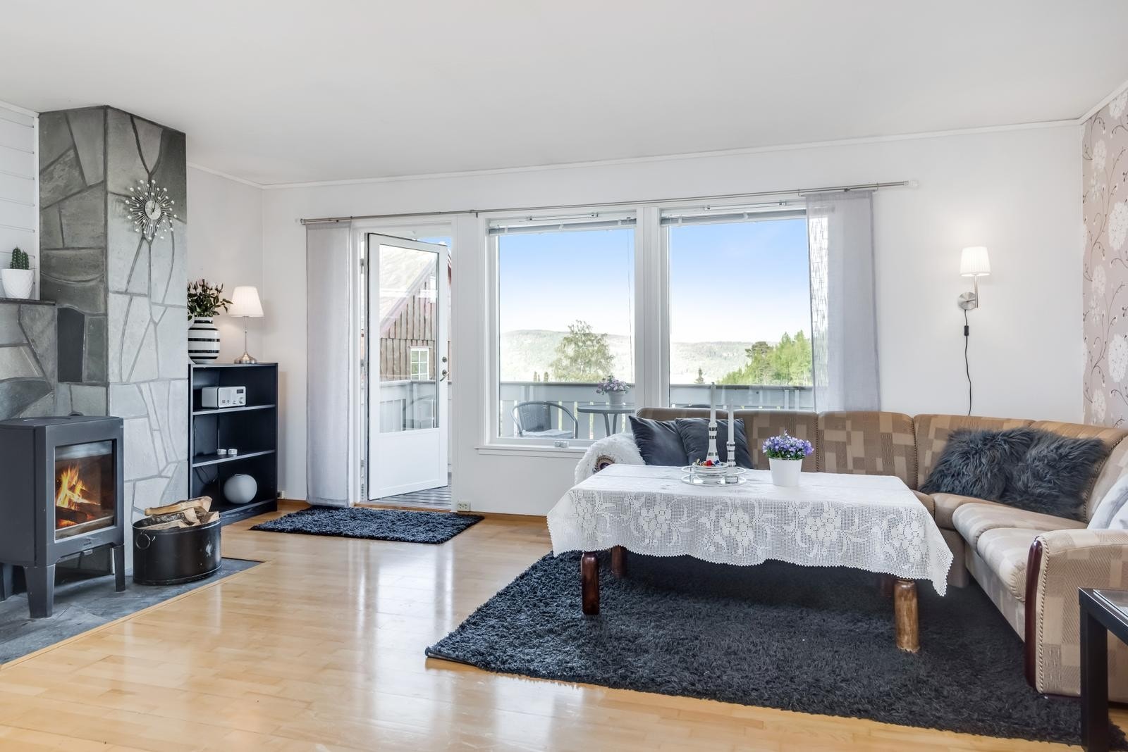 Stuen i første etasje er romslig og innbydende. Her er det store vindusflater som bidrar til en flott utsikt og rikelig med lysinnslipp. Galleribilde